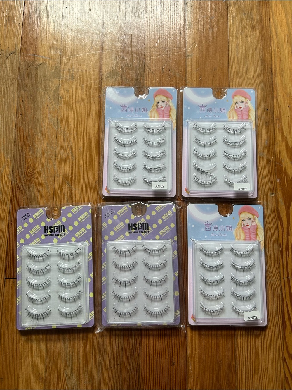 Very natural fake eyelash packets of 5 Glue needed